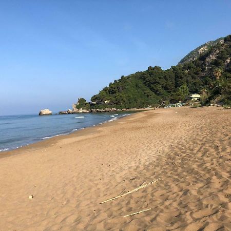 Seafront Calista Beach House With Garden Глифада Экстерьер фото