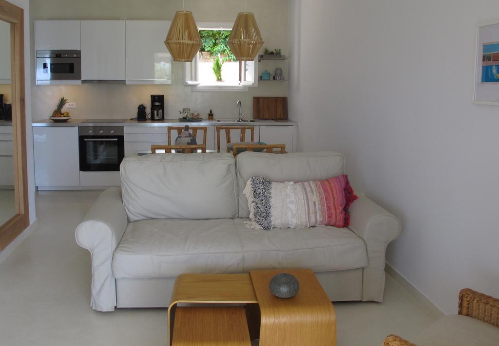 Seafront Calista Beach House With Garden Глифада Экстерьер фото