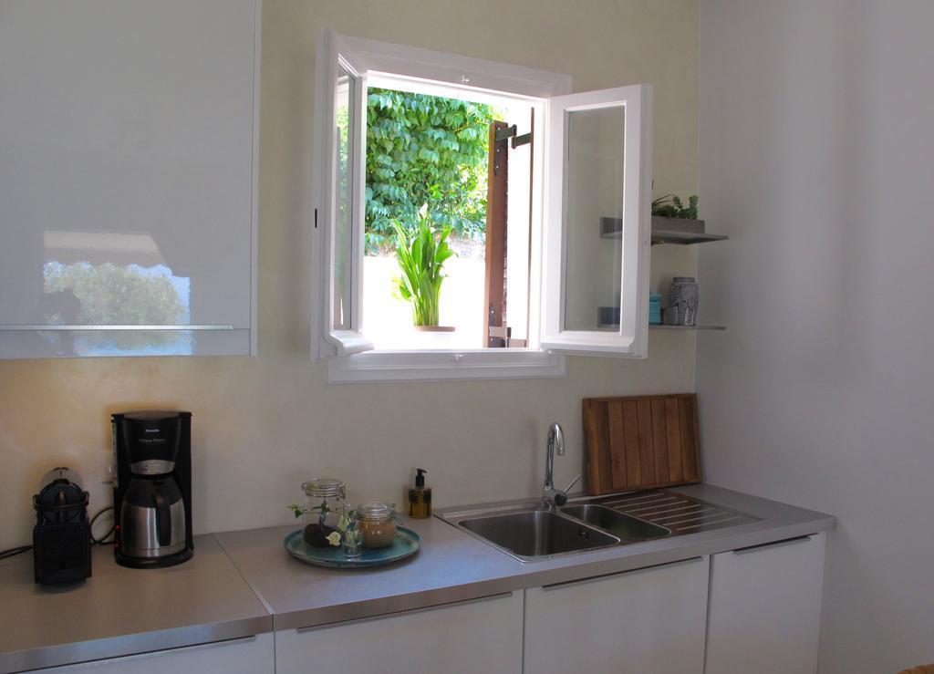 Seafront Calista Beach House With Garden Глифада Экстерьер фото