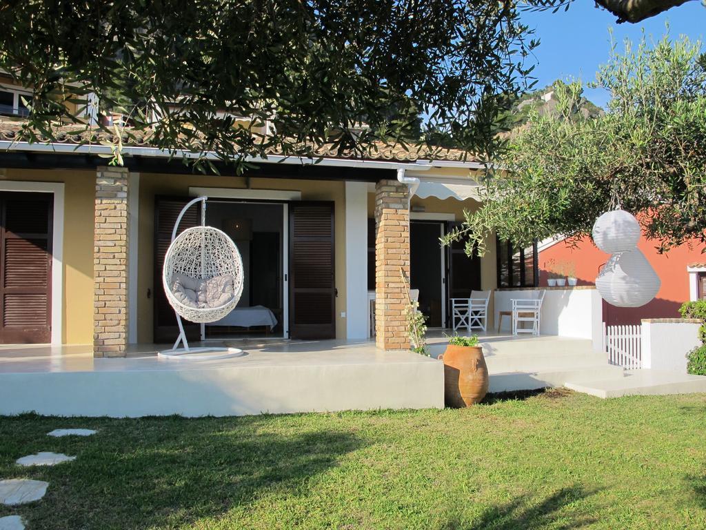 Seafront Calista Beach House With Garden Глифада Экстерьер фото