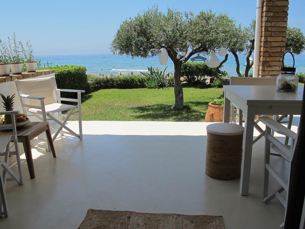 Seafront Calista Beach House With Garden Глифада Экстерьер фото