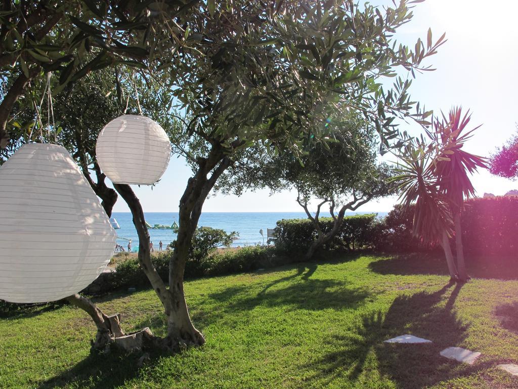 Seafront Calista Beach House With Garden Глифада Экстерьер фото