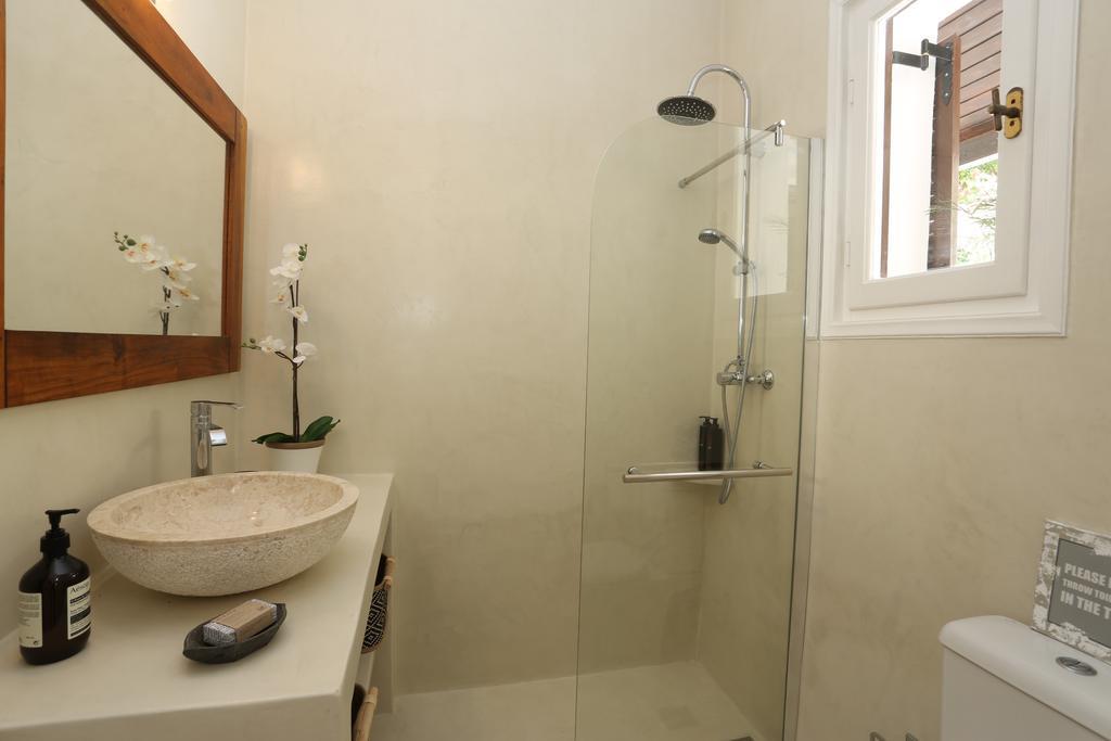 Seafront Calista Beach House With Garden Глифада Экстерьер фото