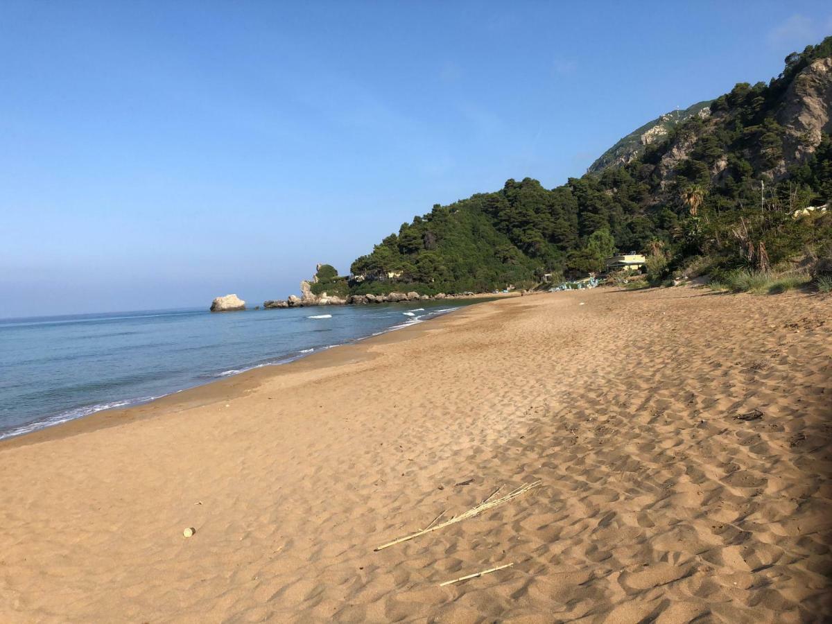 Seafront Calista Beach House With Garden Глифада Экстерьер фото